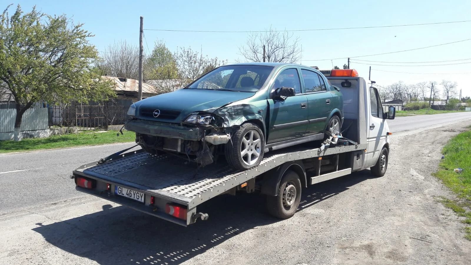Tractări auto Galați — autoturism avariat frontal pe platformă, după un accident.