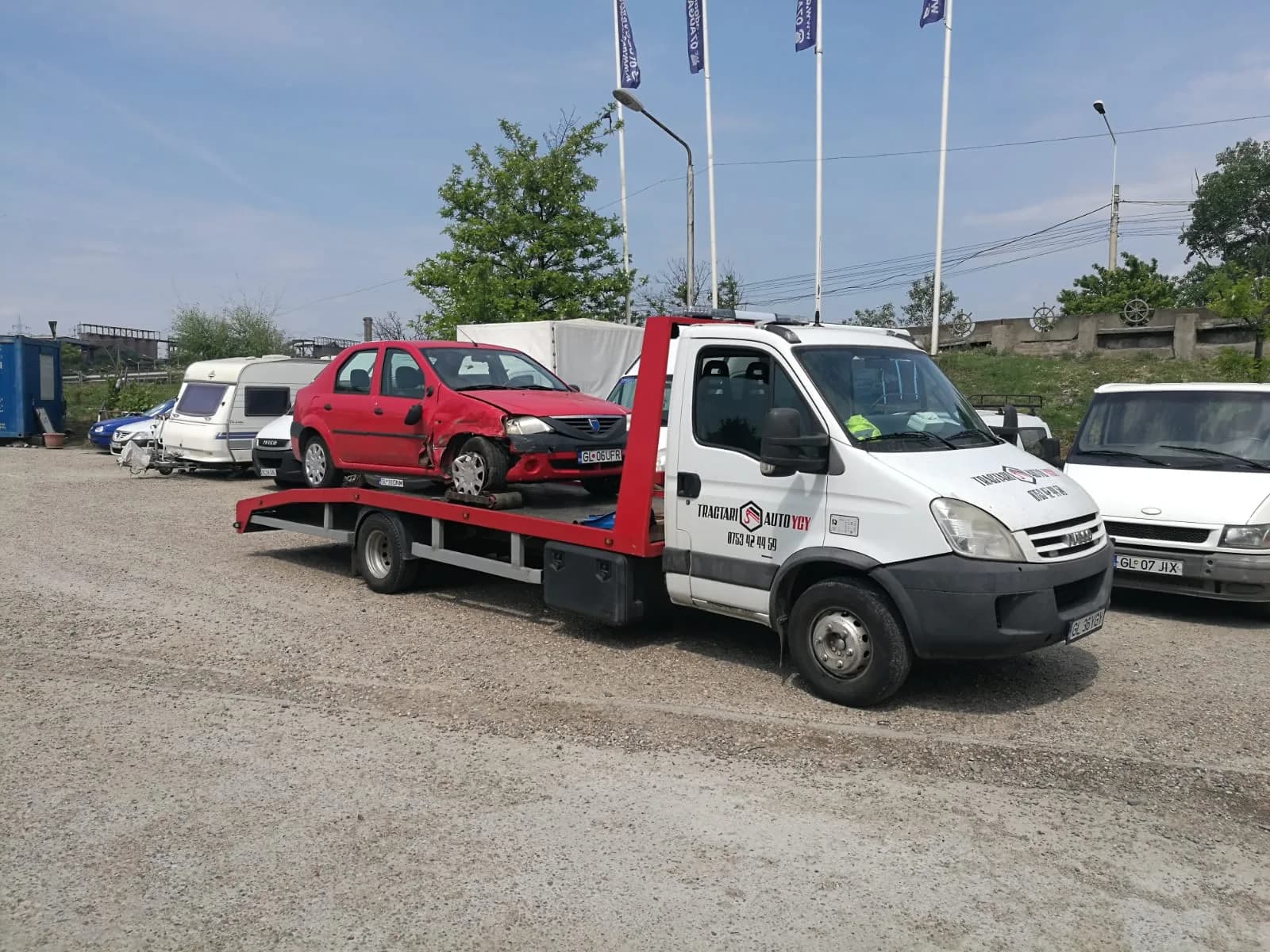 Tractări auto Galați — autoturism avariat urcat pe platformă, în Galați.