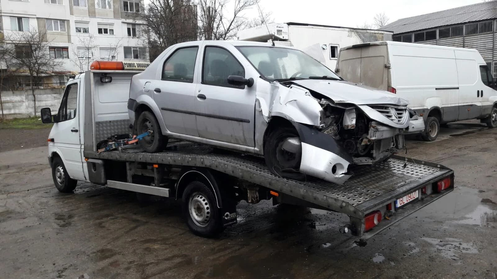 Autoturism avariat, urcat pe platformă, intervenție pe ploaie.