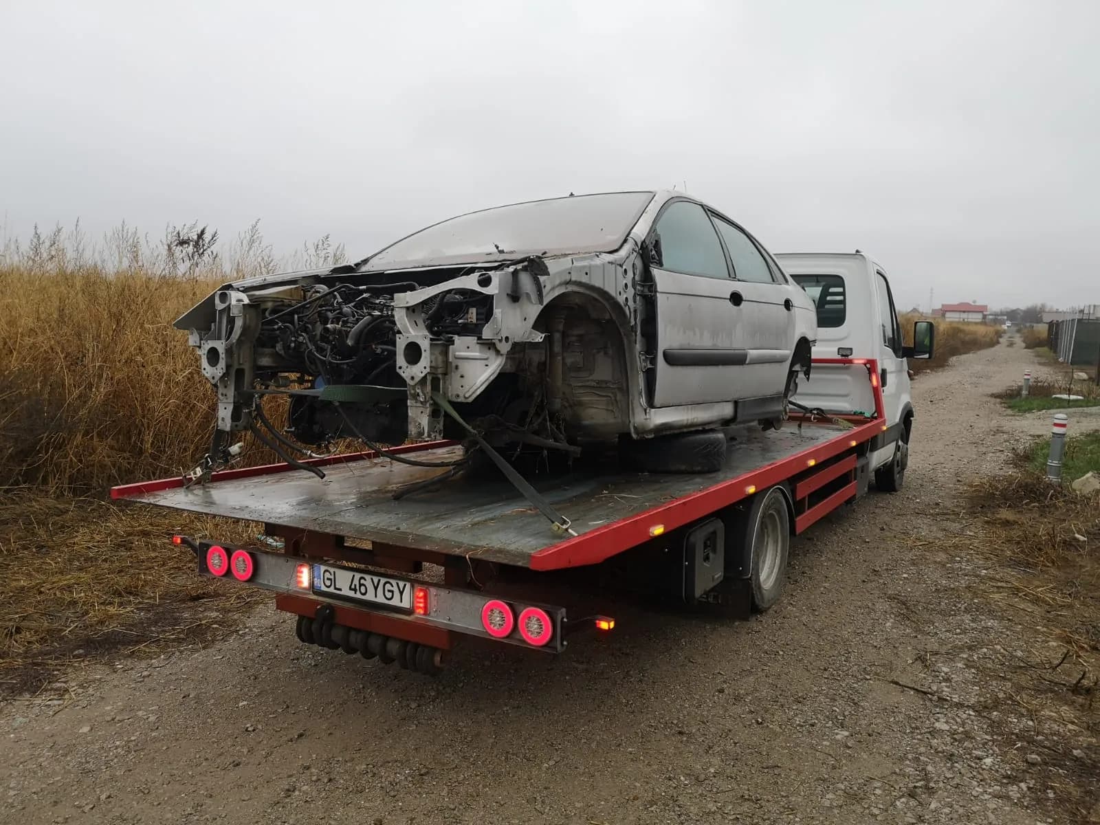 Tractări auto Galați — autoturism cu avarii majore pe platformă, transport către service.