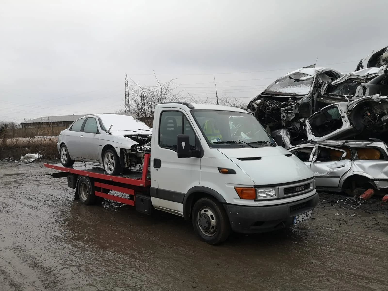 Autoturism distrus în urma unui accident, ridicare de la locul evenimentului.