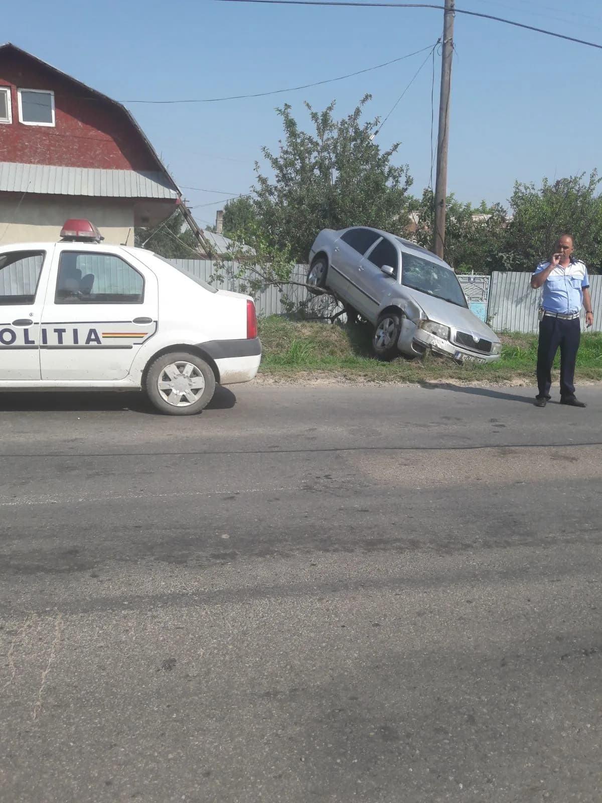 Autoturism ieșit de pe șosea, intervenție alături de poliție.