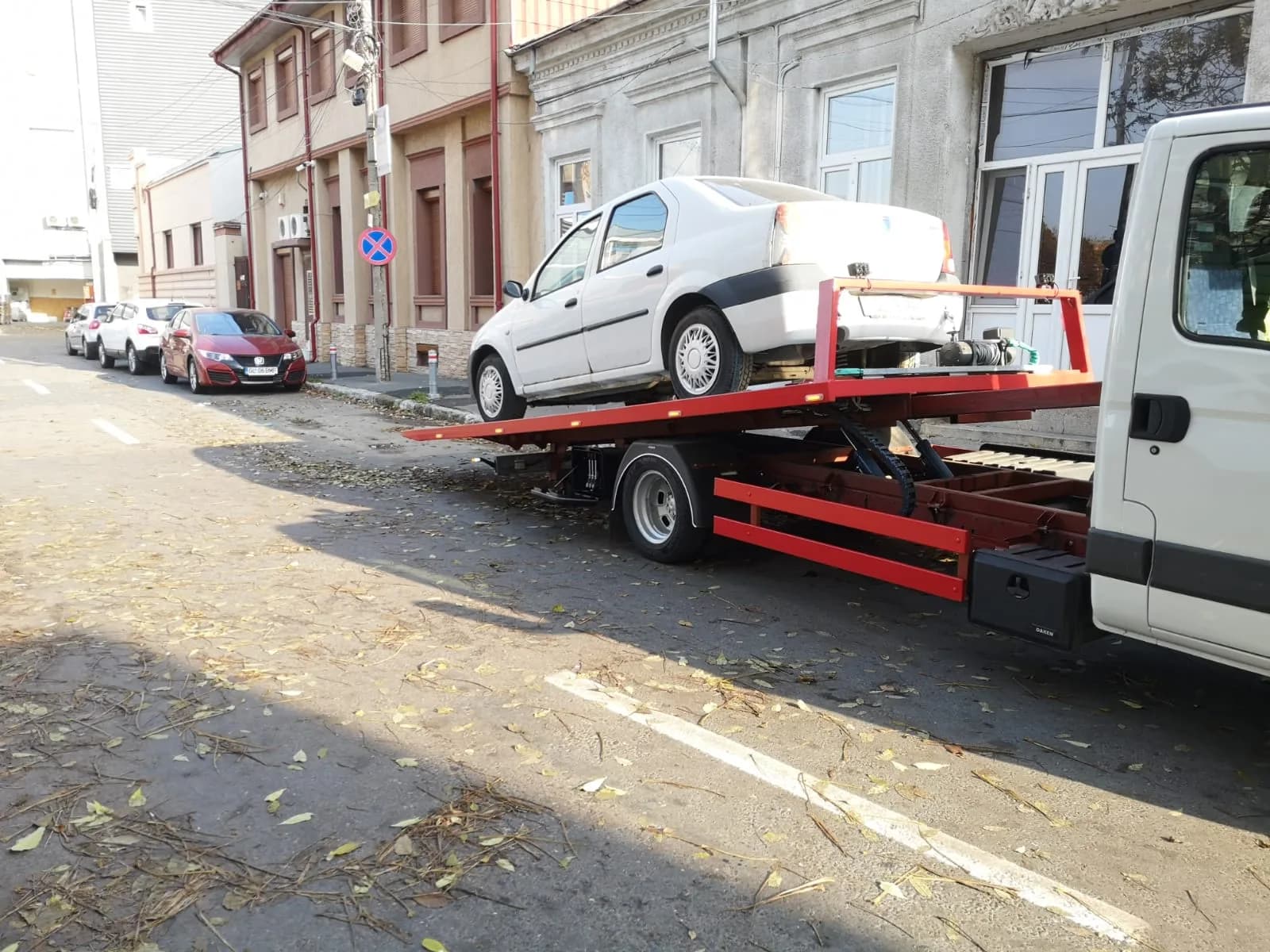 Autoturism preluat dintr-o stradă îngustă, centrul vechi din Galați.
