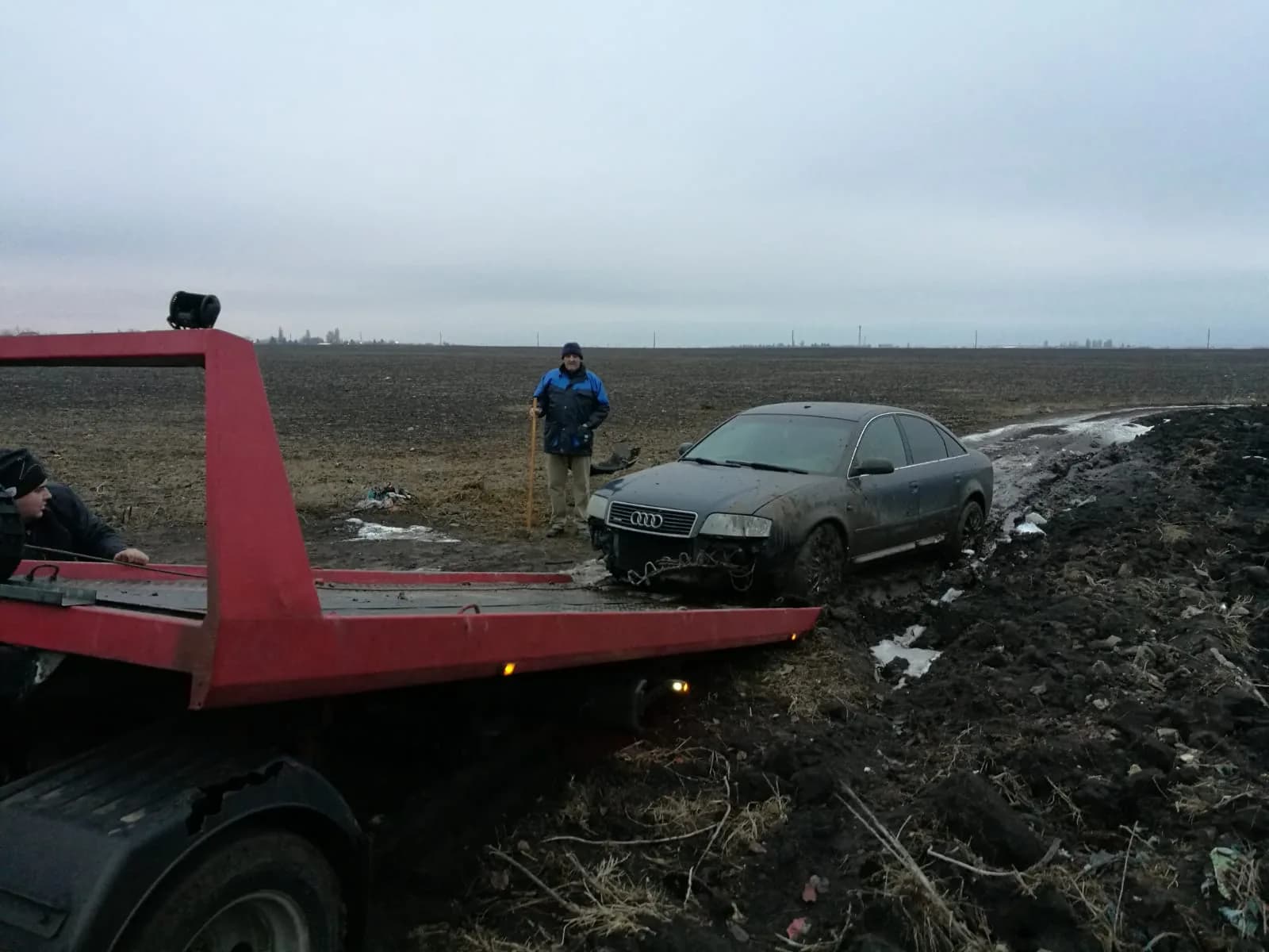 Autoturism recuperat dintr-un câmp, intervenție pe timp de iarnă.