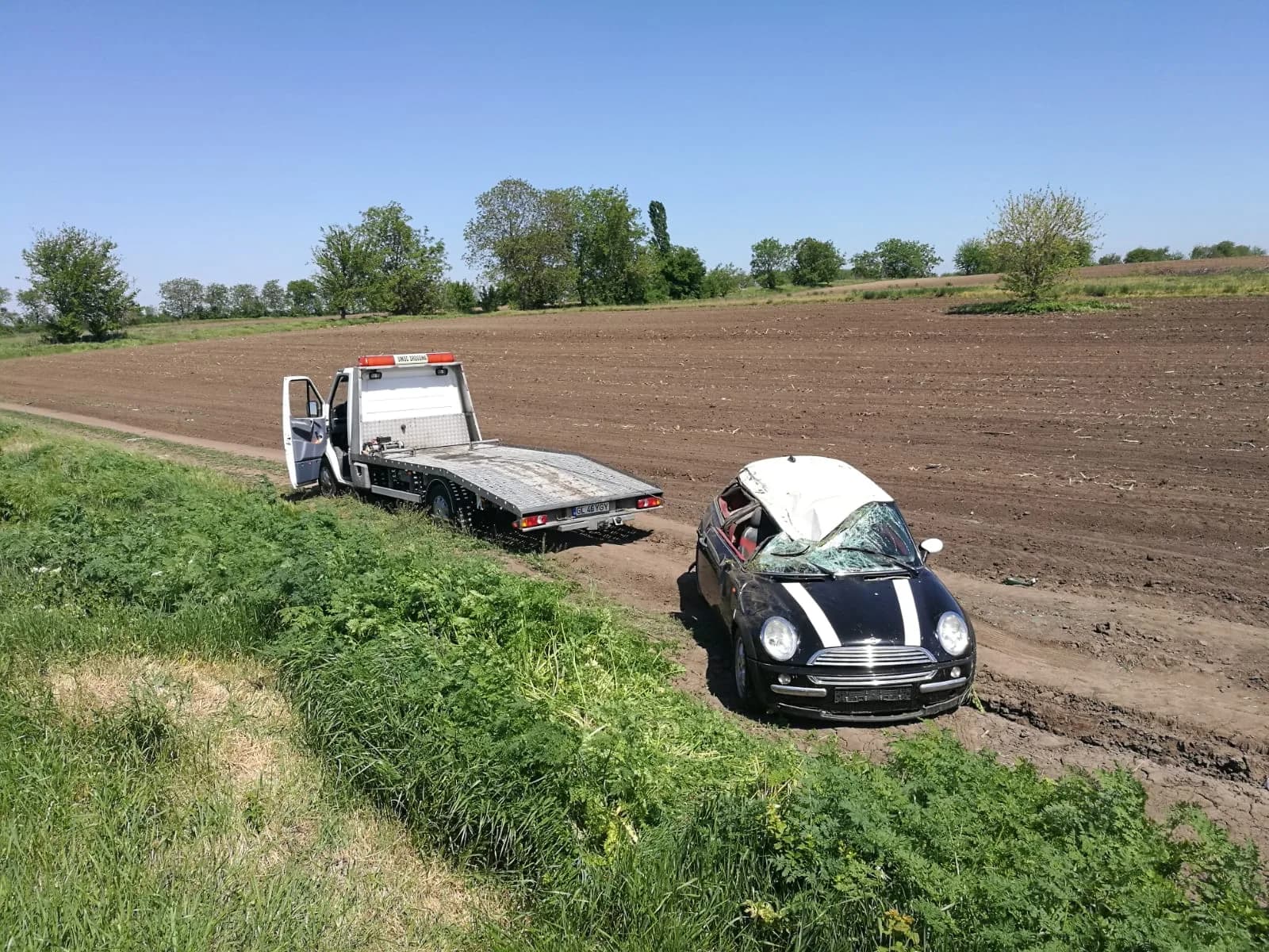 Autoturism scos dintr-un teren agricol, recuperare în afara șoselei.