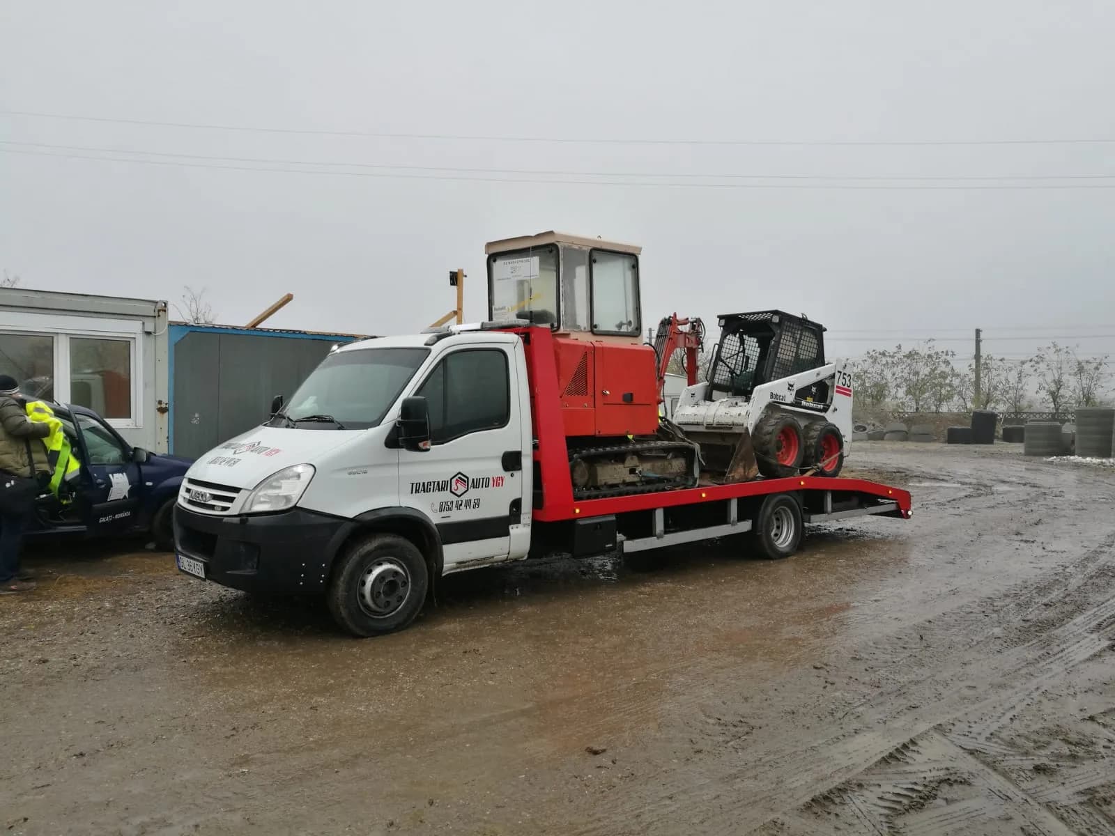 Tractări auto Galați — autoturism urcat pe platformă, intervenție pe ploaie în Galați.