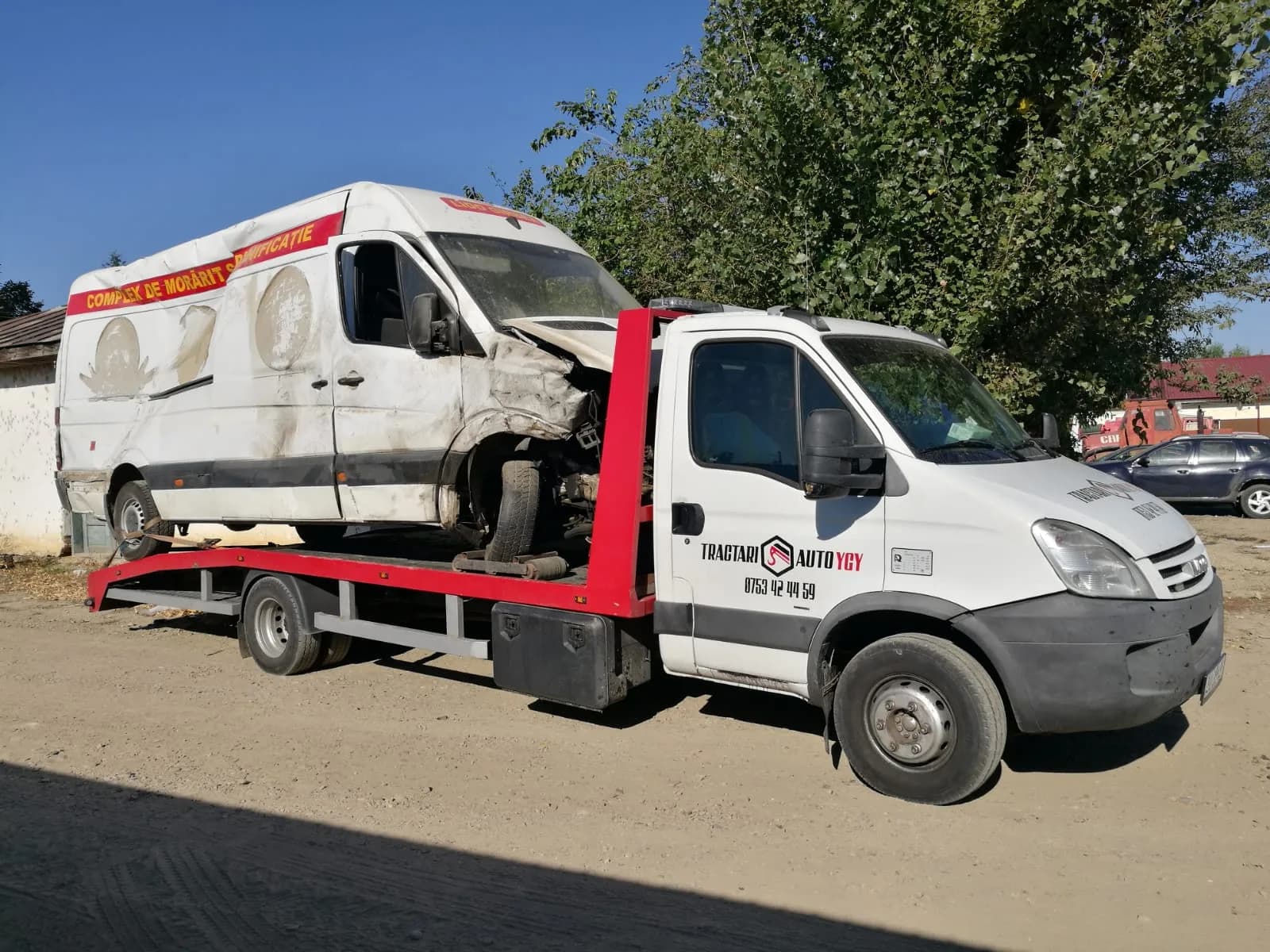 Autoutilitară preluată pe platformă, transport în Galați.