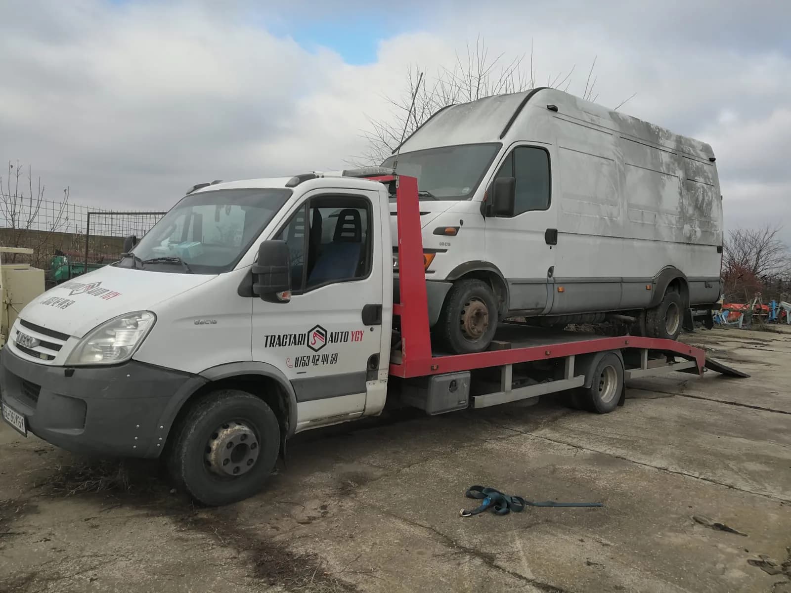 Autoutilitară transportată pe platformă, în Galați.