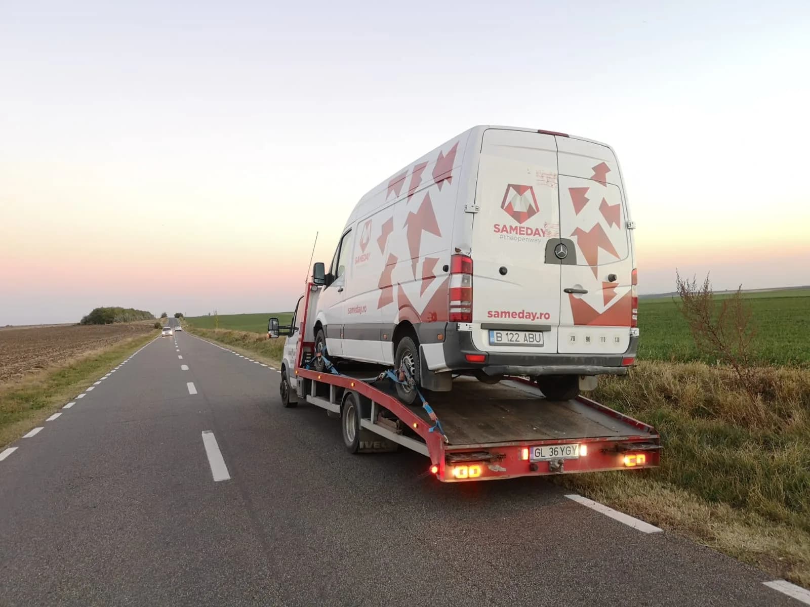 Dubă de marfă transportată pe platformă, transport pe distanță lungă.