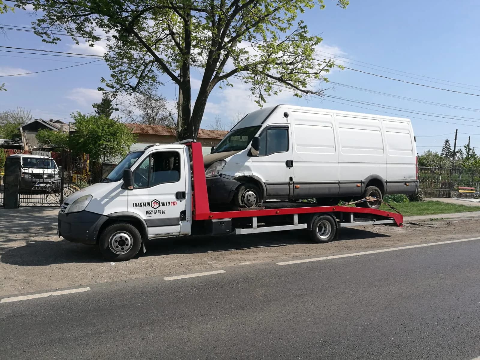 Tractări auto Galați — dubă transportată pe platformă, în Galați.
