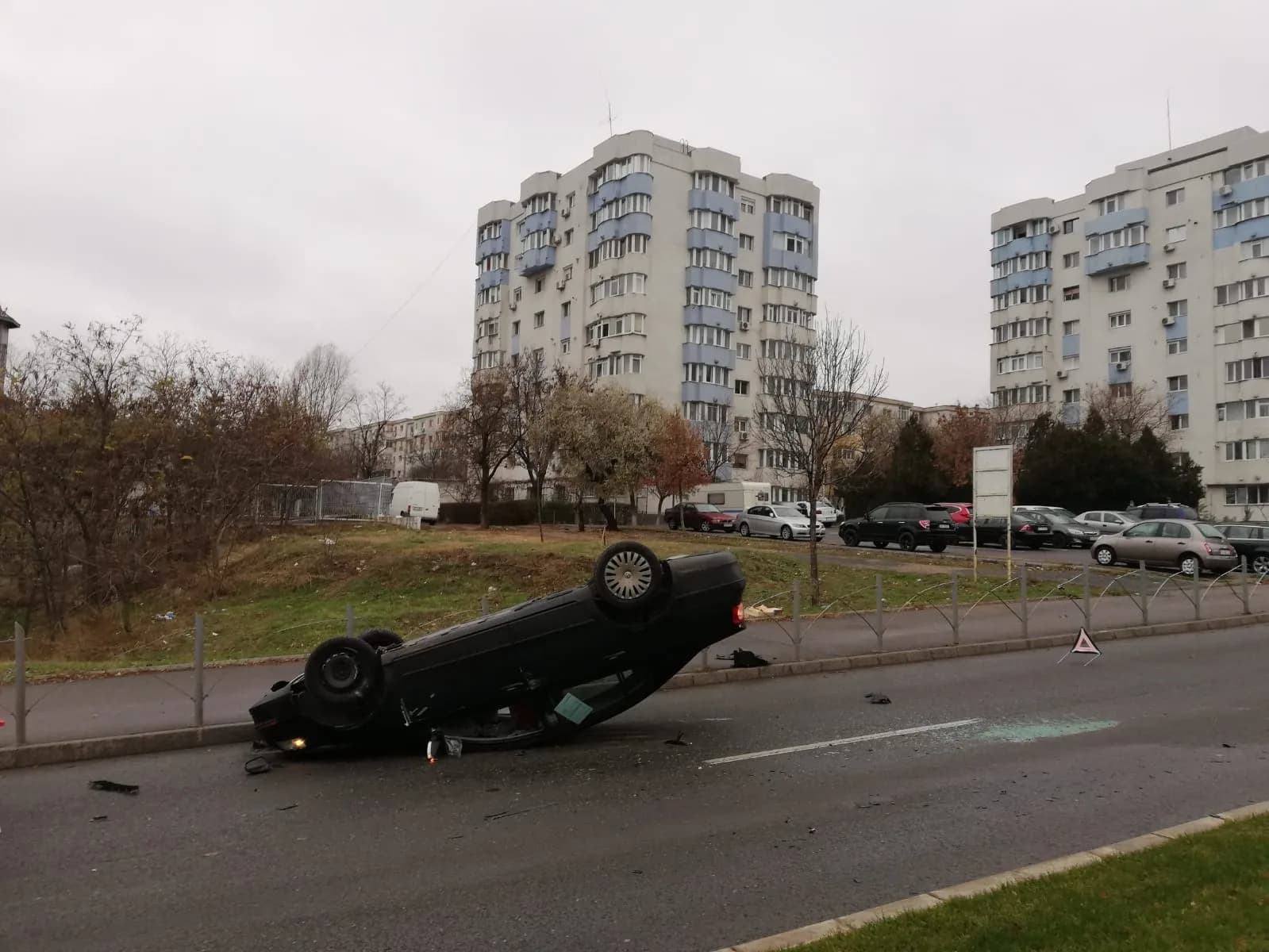 Tractări auto Galați — mașină răsturnată pe plafon în oraș, intervenție urbană în Galați.