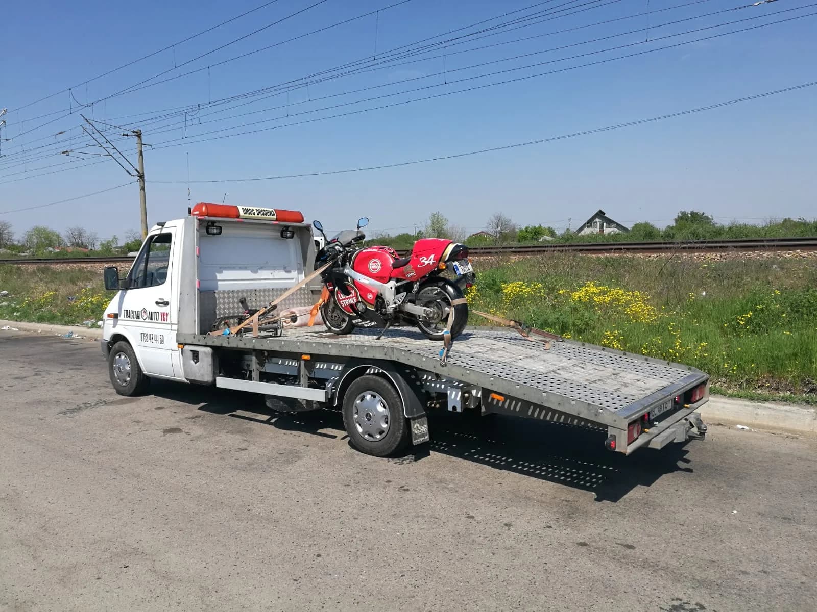 Motocicletă fixată pe platformă, transport în Galați.