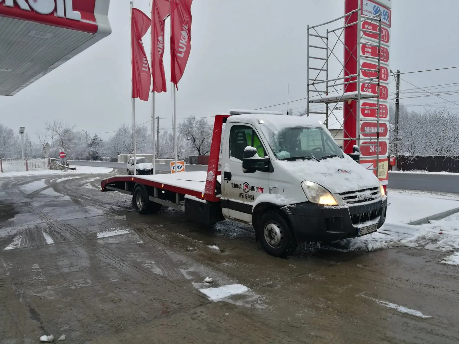 Platformă de tractări pe timp de iarnă, intervenție pe zăpadă.