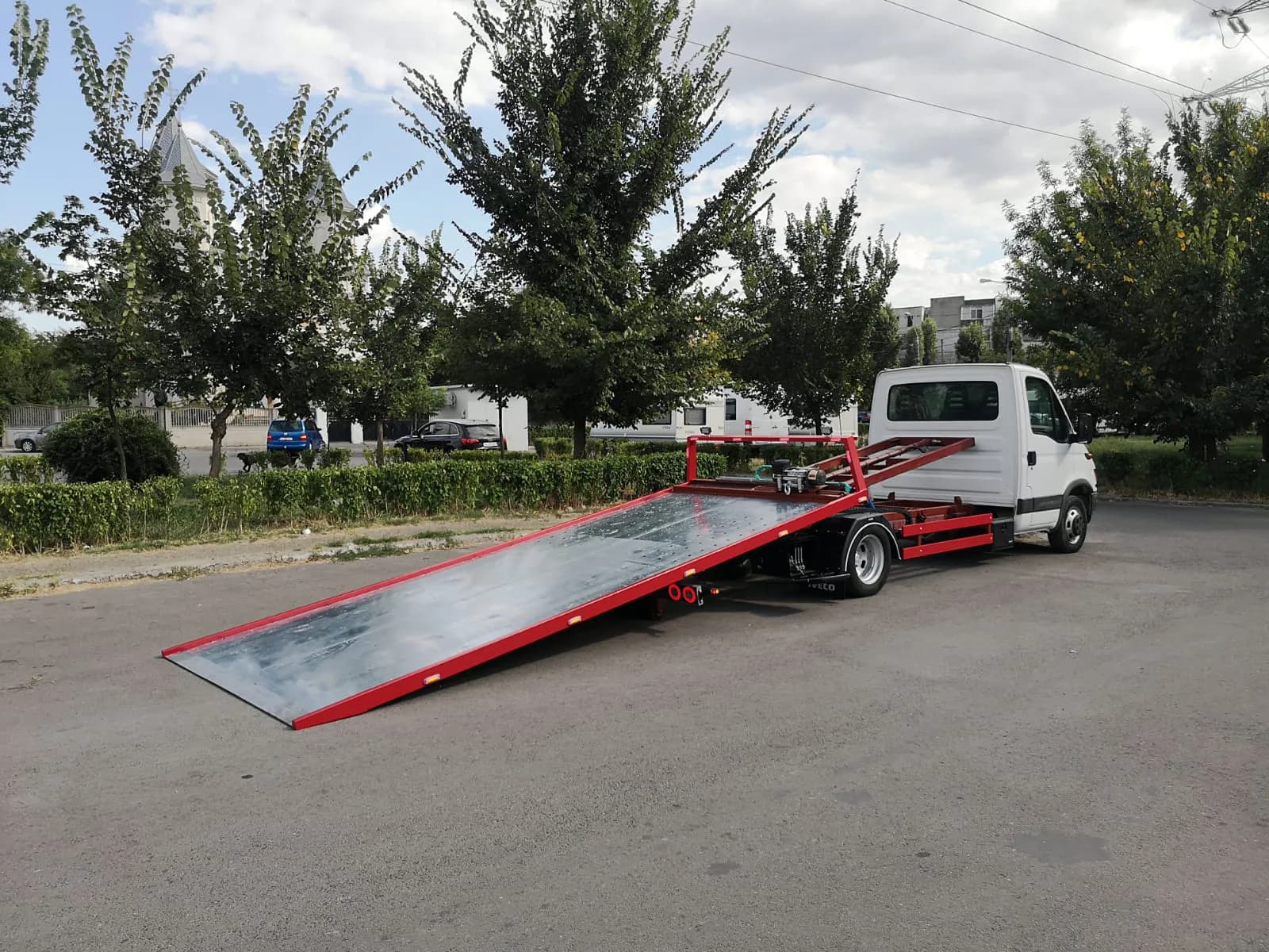 Platformă înclinată, gata de încărcare, intervenție pe stradă.