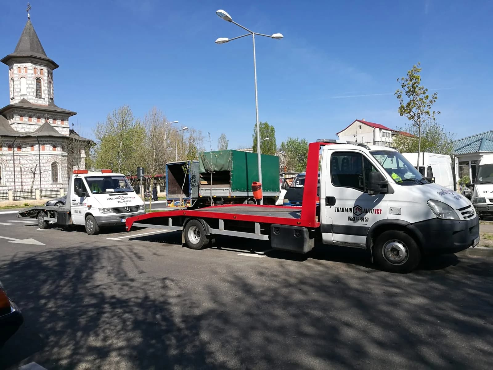Platformă pregătită pentru încărcare, la marginea drumului.