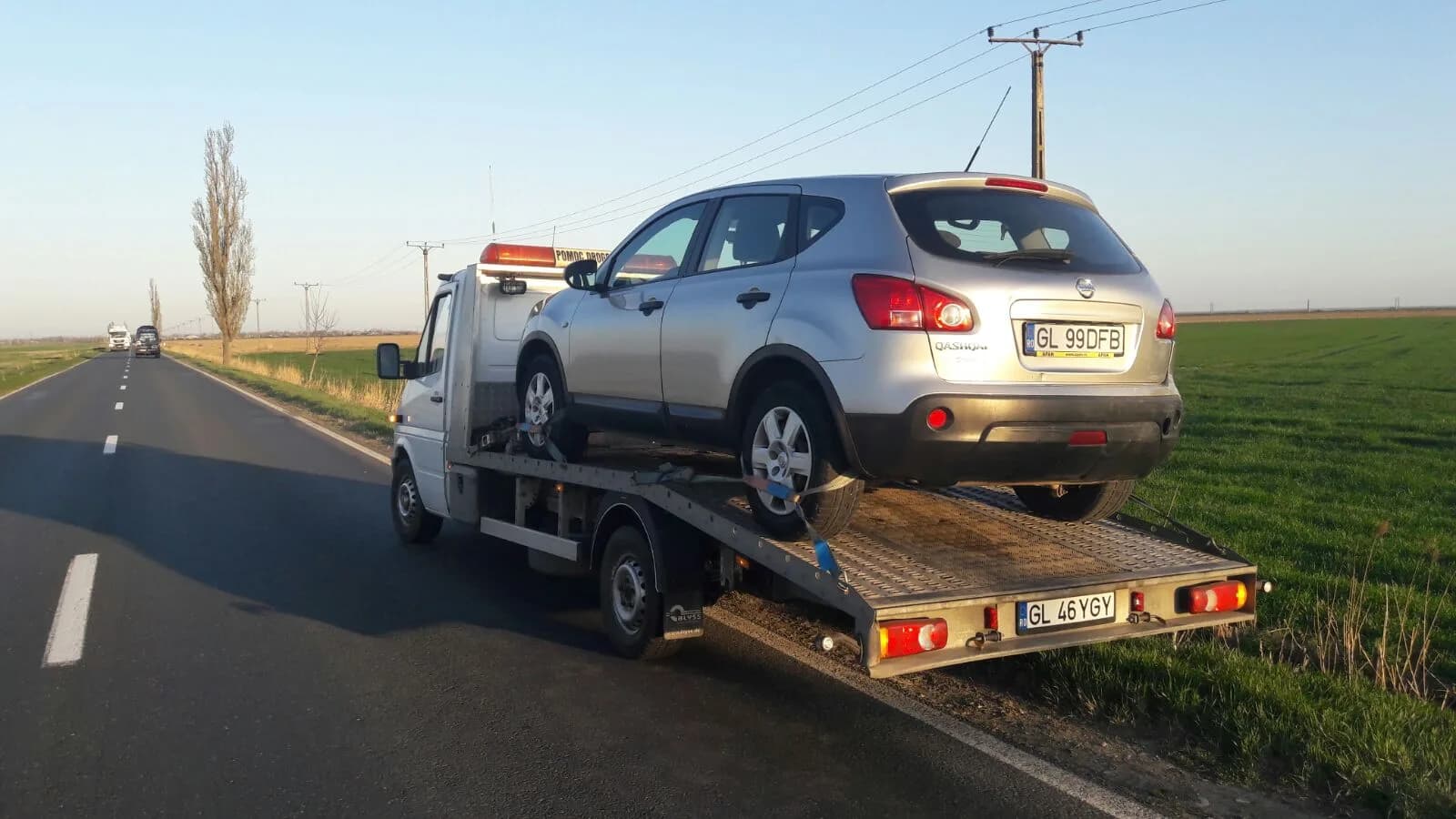 SUV compact transportat pe platformă, preluare de pe drum public.