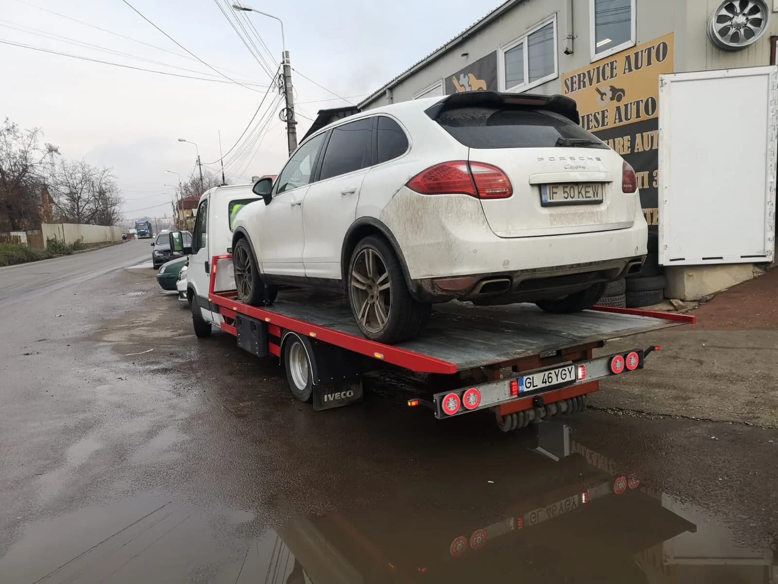 Tractări auto Galați — SUV de teren transportat pe platformă, intervenție pe ploaie.