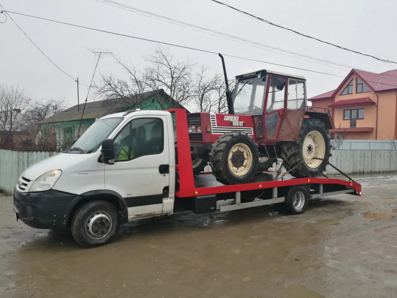Tractări auto Galați — tractor încărcat pe platformă, transport agricol.