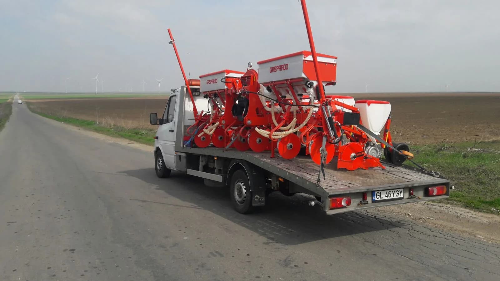 Utilaj agricol transportat pe platformă, transport în județul Galați.
