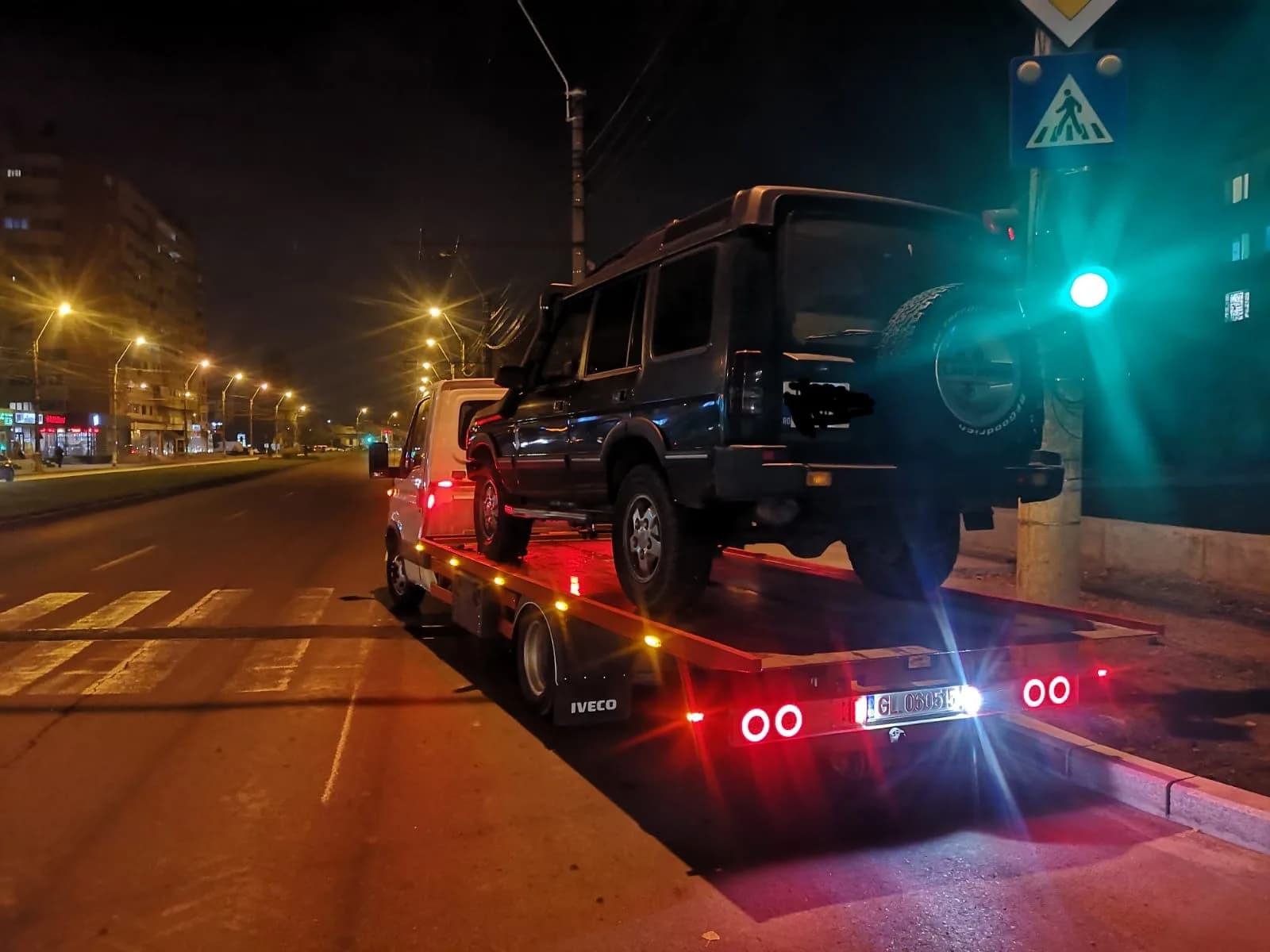 Vehicul de teren pe platformă, intervenție de noapte.